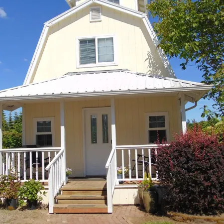 Cozy Cottage on family hazelnut farm in beautiful Willamette Valley