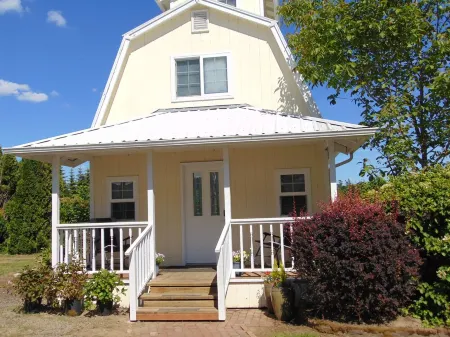 Cozy Cottage on family hazelnut farm in beautiful Willamette Valley