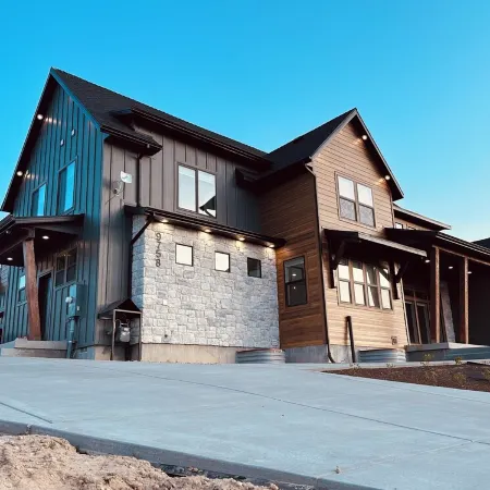 Luxury Home! Hot Tub, SportCourt, Putting Green, & BunkRoom for kids!