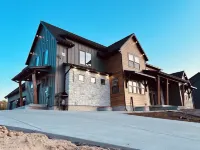 Luxury Home! Hot Tub, SportCourt, Putting Green, & BunkRoom for kids!