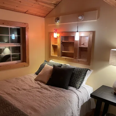 The Woodpecker Cabin on Guemes Island with Hot Tub!
