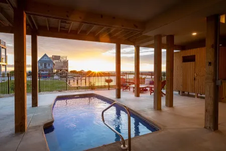 Waterfront 5br/5ba Home: Elevator, Pool, Private Harbor. Close to Beach.