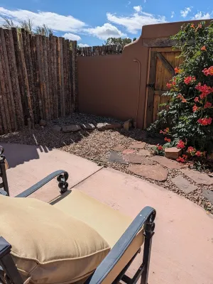 Eldorado Private 2-bedroom space with WiFi.  Private entrance, bath and yard.