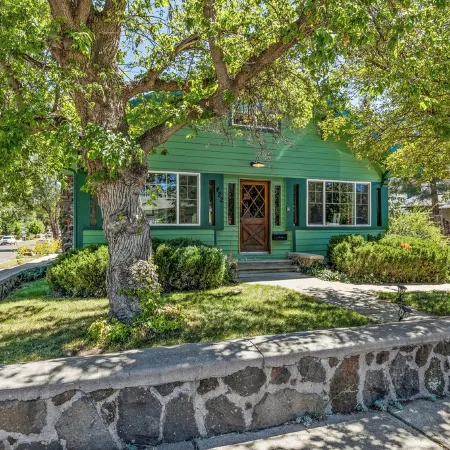 House of Mint - Down Town FLG w/  Hot Tub! Sleeps 12