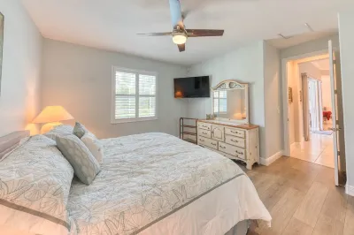 New Beautiful Heated Pool 3 bedroom, 2 Bath
