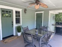 🍾UPSTAIRS ON VINE - 2 blocks from the center of town!!🍷