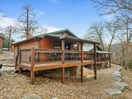 March Sale! Lakefront Cabin directly on Table Rock Lake: w/Pool+Hot Tubs