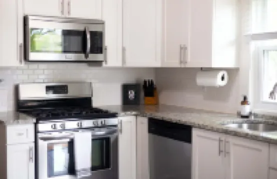 2-bedroom vacation home just 17 minutes drive to Ford Field 羅亞爾奧克酒店