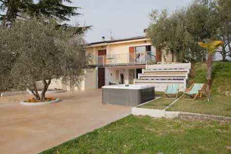 Apartment with a panoramic view of Lake Garda