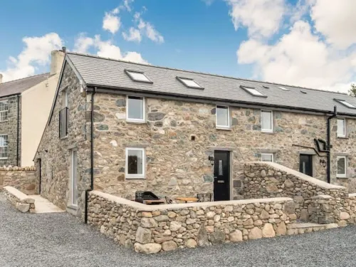 Pipistrelle Cottage a quirky gem on the Llech Y Dwr Estate near Snowdonia
