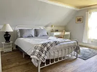 Restored 1909 2 Story Farmhouse minutes from Hamilton