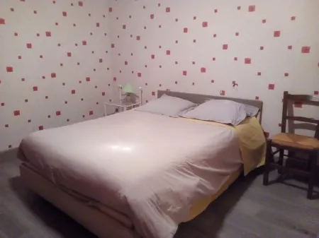 3 rooms, at the inhabitant, in house furnished with independent entrance