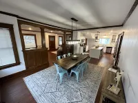 Roomy 5BR 1/4 mile from Main St 쉬보이간 호텔