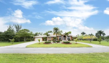 Prodigious 4 Bedroom Villa w/ Pool