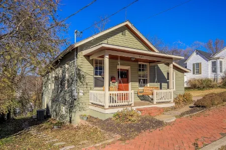 Cottage On Main- In The Heart Of Weston Отели рядом с достопримечательностью «Зона Роза Таун Сентер»