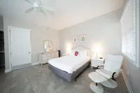 Key West Style Cottage - with pool/hot-tub