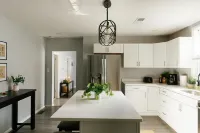 "The Homestead" UPSCALE STAY - Downtown with Yard