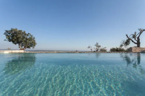 Rustic chic villa with large veranda, private pool, barbecue and free WiFi