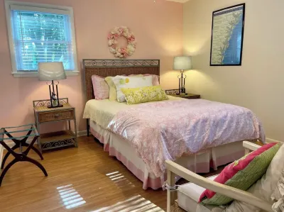 Coastal Cottage/The Kindness Cottage Hotels near Georgia Sea Turtle Center