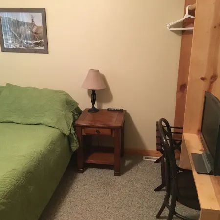 5 BR/2.5 BA Hunting & Fishing Lodge Отели в г. Кодингтон