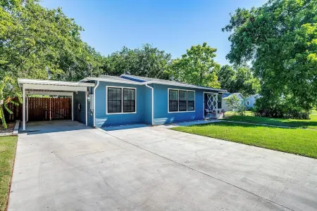 2-bedroom Home with Hot Tub near Granbury Square