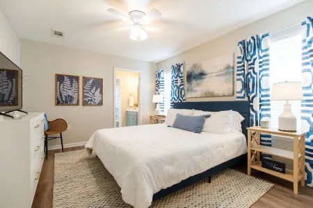 Charming Bungalow- Sleeps 8, Close to Moody AFB/Freedom Park & Pet Friendly!