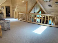 Large six-bedroom loghome w/ private boat ramp, dock, movie room and pool room. 温斯頓縣酒店