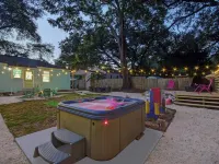 Super Fun Family Bungalow - Hot Tub - Yard Games - Seasonal Cowboy pool Hotels in Bellview