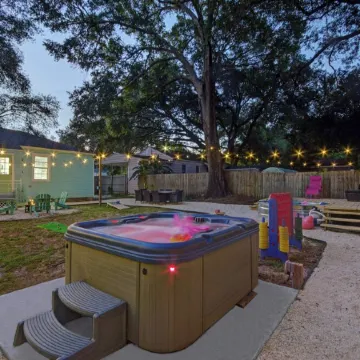 Super Fun Family Bungalow - Hot Tub - Yard Games - Seasonal Cowboy pool