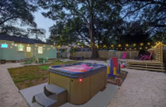 Super Fun Family Bungalow - Hot Tub - Yard Games - Seasonal Cowboy pool