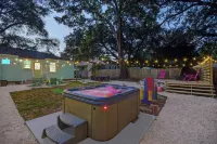 Super Fun Family Bungalow - Hot Tub - Yard Games - Seasonal Cowboy pool Hotels in Bellview