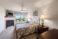 Spacious Lakeside Condo at Tagalong Golf Resort with Indoor Pool and Hot Tub Hotels in Cedar Lake