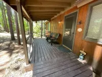 Cozy cabin in the woods! Woodland Lake Park附近的飯店