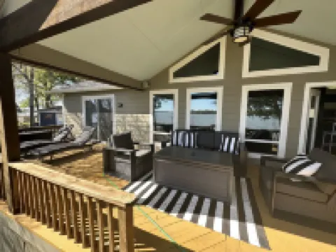 New Lakefront Home-Private Dock on Open Water in Convenient Location, Cul de sac