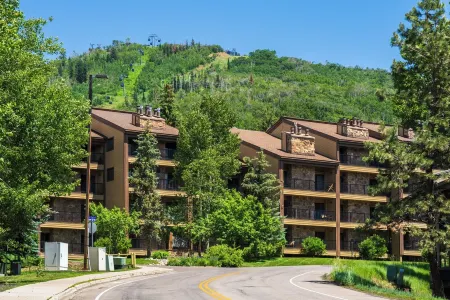 Spacious 3B/3B Condo. Luxury Amenities. ShuffleBoard. HotTubs. 1st FLR. Location