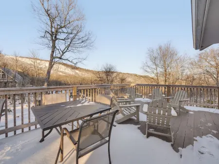 100 Yards to Slopes & Fred's : Firepit : Pets : 500 Mbps : Mt Views : Beech Barn