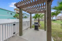 4/4. Pool & Golf Cart.  1st Floor Master Suite.  2 Masters Up, Boat Parking.