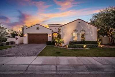 Heated Pool Included, Luxury 5 Bed 4 Bath Home, Gourmet kitchen