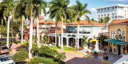 MODERN 4BDR VILLA, LAKE VIEWS, WARM SALT WATER POOL, CLOSE TO BEACH, SEE VIDEO