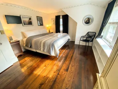 Spacious 5 bedroom, cozy home with private beach access! Hotels near Menauhant Yacht Club