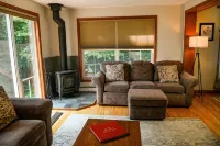 Cozy 4Br Mountain Home Near Sugarbush, Beside the Original Lawson's Brewery Hotels in Warren