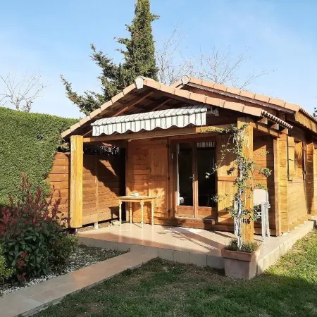 Two-bedroom apartment in the heights of Nice: Small chalet with private garden.