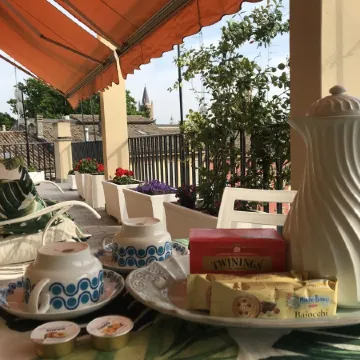 Large and bright penthouse in the heart of the city of Parma near the station