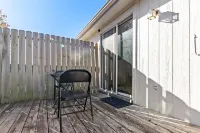 Oak Haven: 3 King Beds + 1 Queen Bed Fast Wi-Fi + FREE Parking - Sleeps 8 People Hotels in Raymore