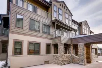 Cozy Ski in/Ski out studio steps from the lift!