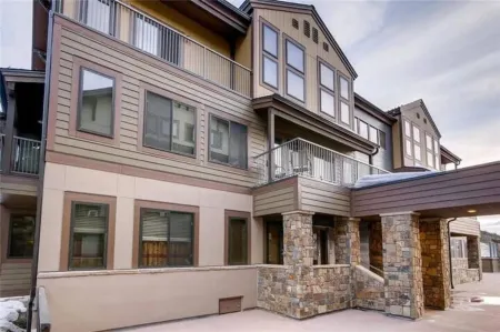 Cozy Ski in/Ski out studio steps from the lift!