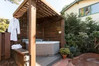 Holiday Sale!!! Secluded Redwood WindanSea Beach Bungalow, New Bikes, Hot Tub!