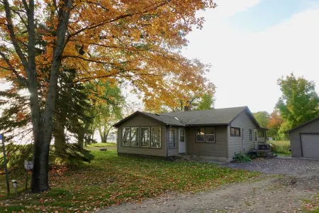 3Br Cabin on the Lake with Sandy Beach, Kayaks, Docks and Firepit