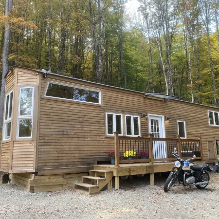 Custom-built Tiny House on forested lot near Quechee
