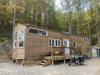 Custom-built Tiny House on forested lot near Quechee